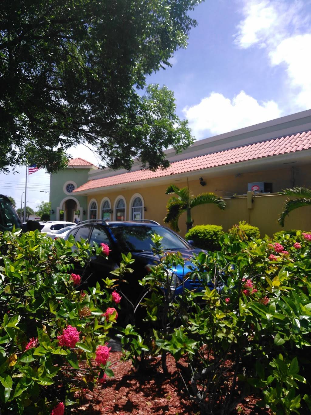 Pollo Tropical | restaurant | 2611 Okeechobee Blvd, West Palm Beach, FL 33409, USA | 5616880578 OR +1 561-688-0578