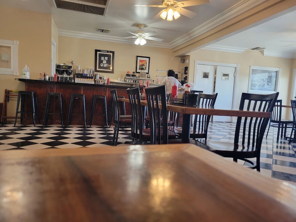 Juniors Cafe | restaurant | 1791 Adams Ave, El Centro, CA 92243, USA | 7603539556 OR +1 760-353-9556