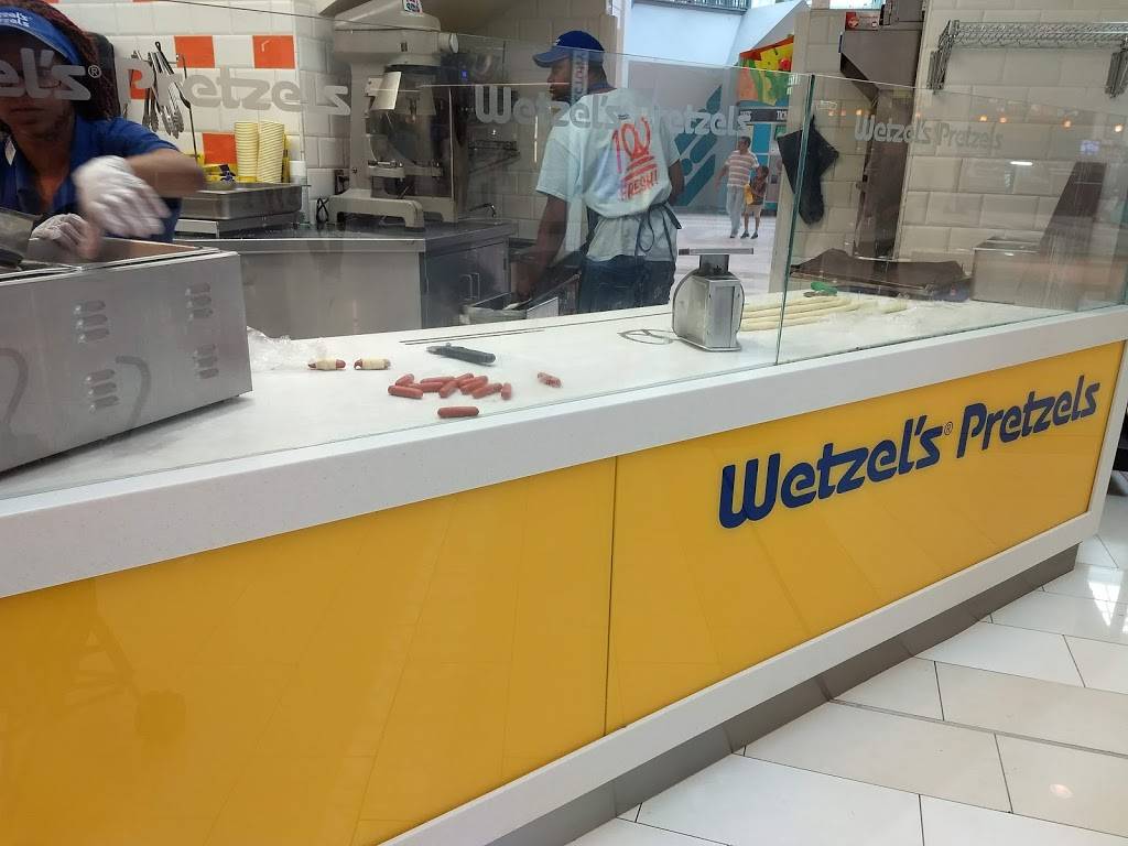 Wetzels Pretzels | restaurant | 60 E Broadway, Bloomington, MN 55425, USA | 9524267694 OR +1 952-426-7694