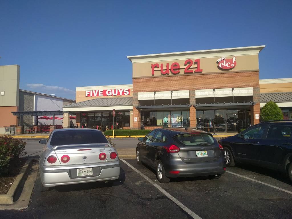 Five Guys | meal takeaway | 2020 Gunbarrel Rd, Chattanooga, TN 37421, USA | 4236643500 OR +1 423-664-3500