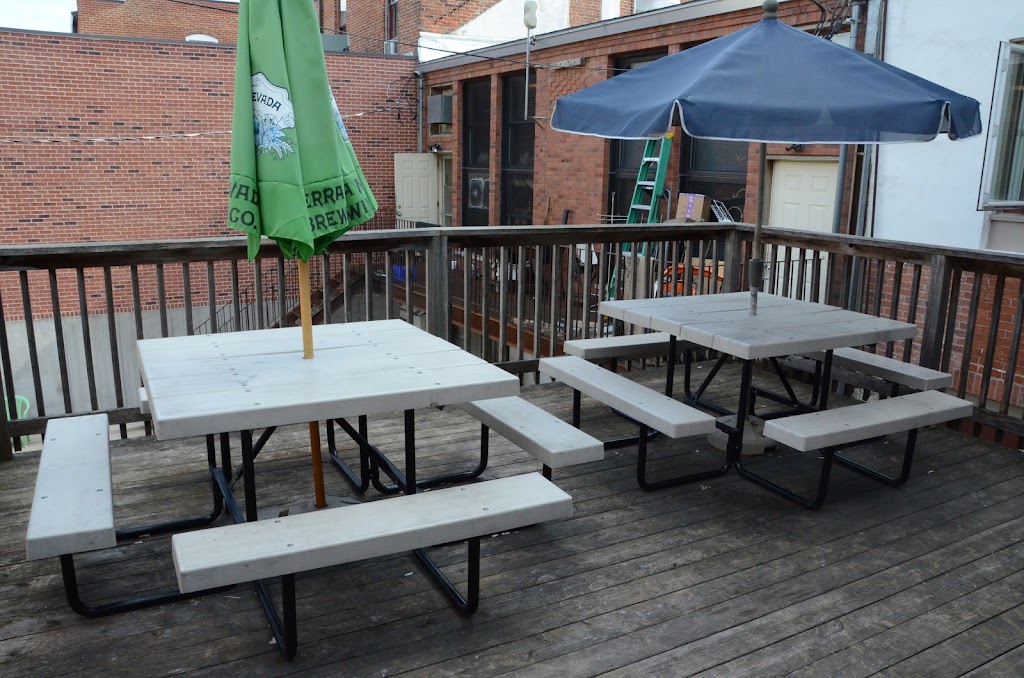 Chameleons Pub & Grub | restaurant | 119 1st St W, Mt Vernon, IA 52314, USA | 3198958654 OR +1 319-895-8654