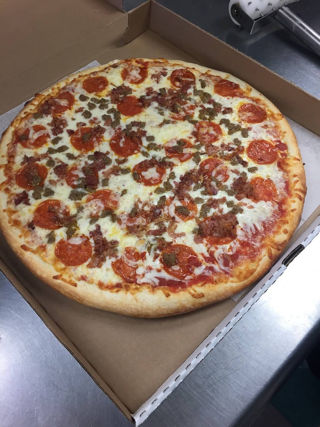 La Famiglia Pizza & Grill | restaurant | 6832 Bustleton Ave, Philadelphia, PA 19149, USA | 2153388440 OR +1 215-338-8440