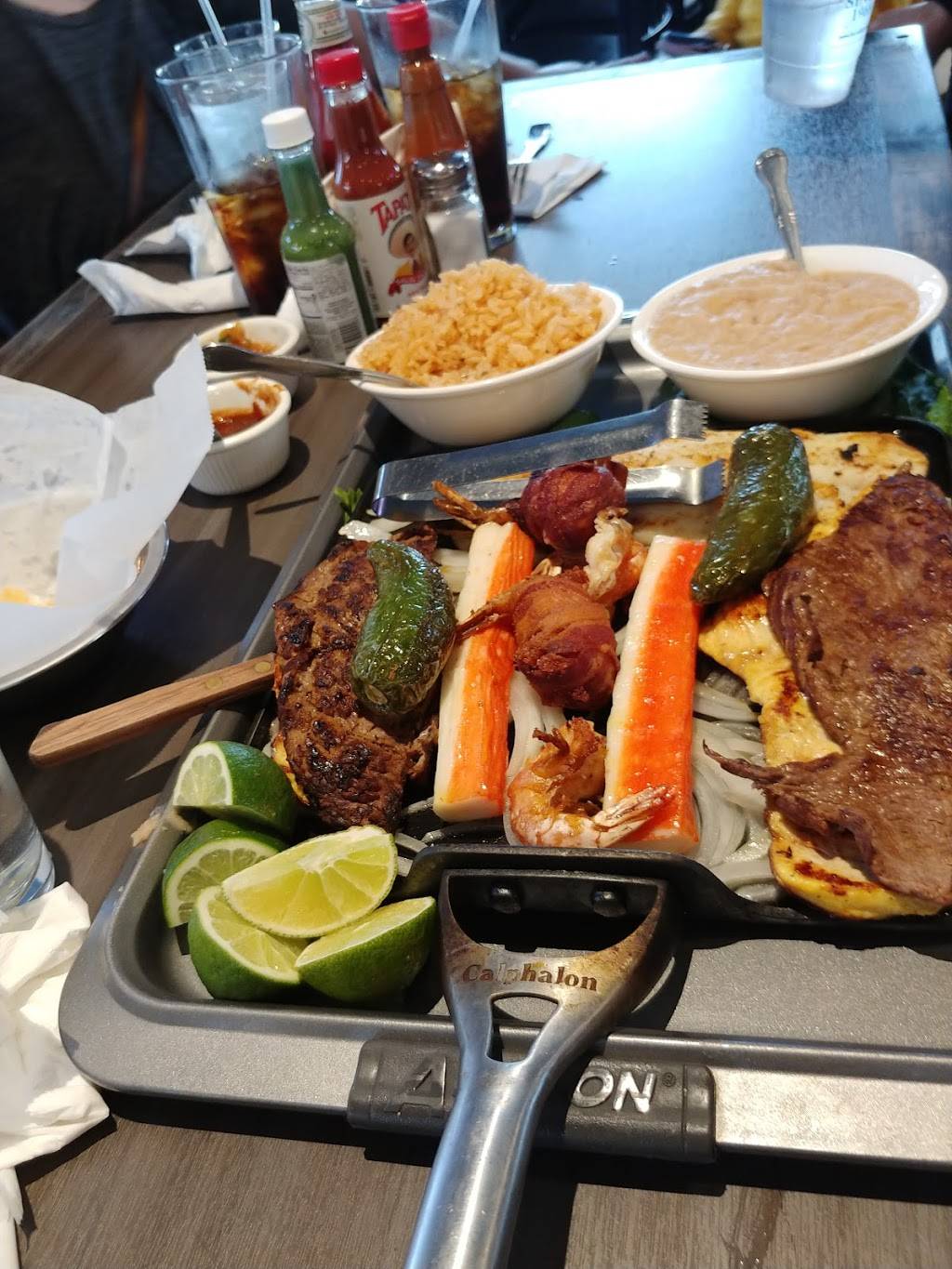 7 Mares Family Restaurant | restaurant | 12215 Paramount Blvd, Downey, CA 90242, USA | 5629233704 OR +1 562-923-3704