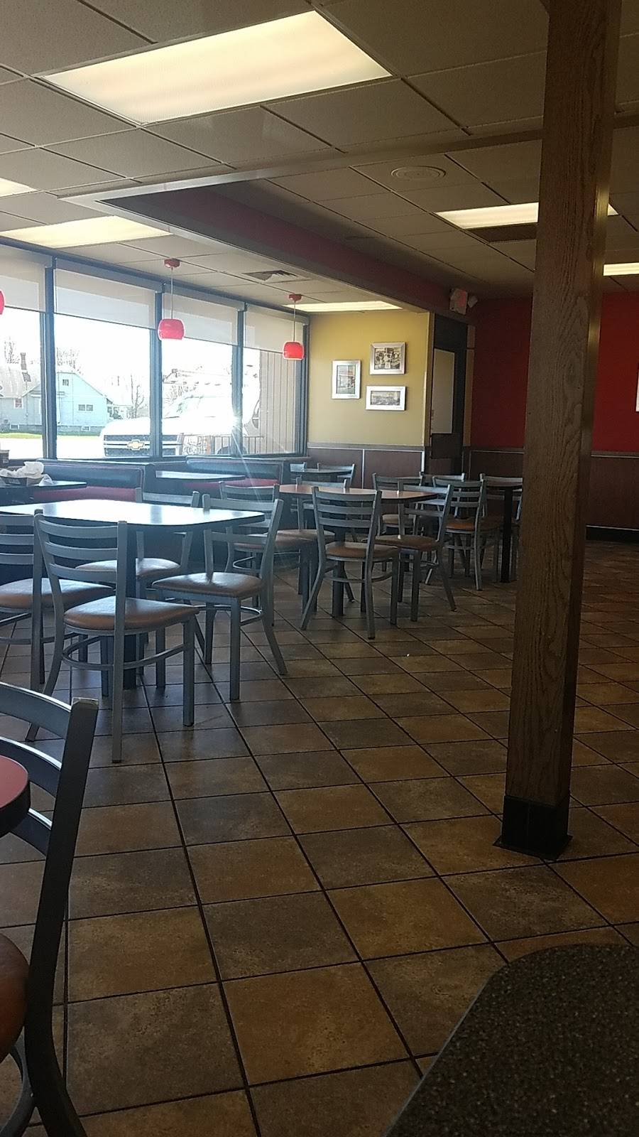 Hardees | restaurant | 528 S State St, Jerseyville, IL 62052, USA | 6184983412 OR +1 618-498-3412