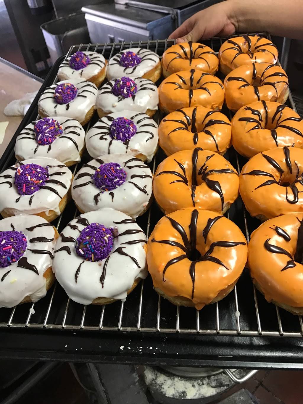 Yum Yum Donuts | cafe | 700 Vine St, Los Angeles, CA 90038, USA | 3234676773 OR +1 323-467-6773