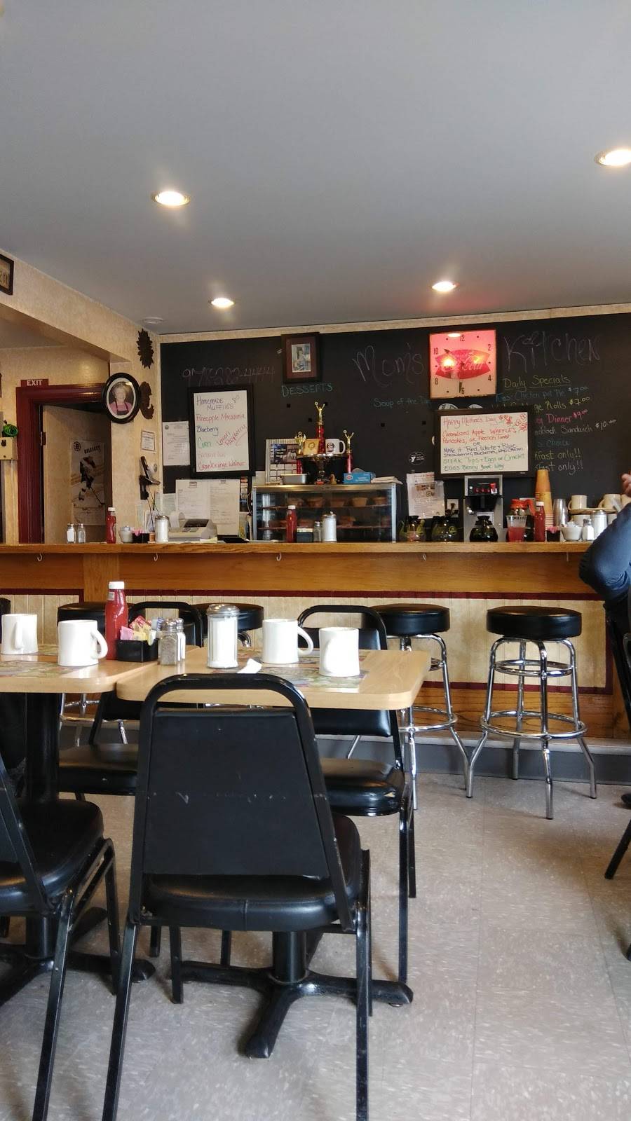 Moms Kitchen | restaurant | 29 Commercial St, Gloucester, MA 01930, USA | 9782824444 OR +1 978-282-4444