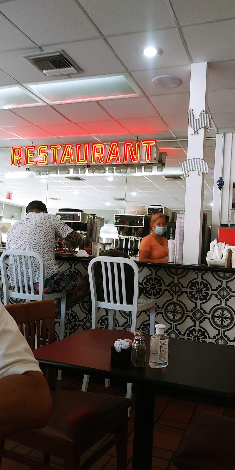 Roxies Place | restaurant | 15 N J St, Lake Worth, FL 33460, USA | 5615086979 OR +1 561-508-6979