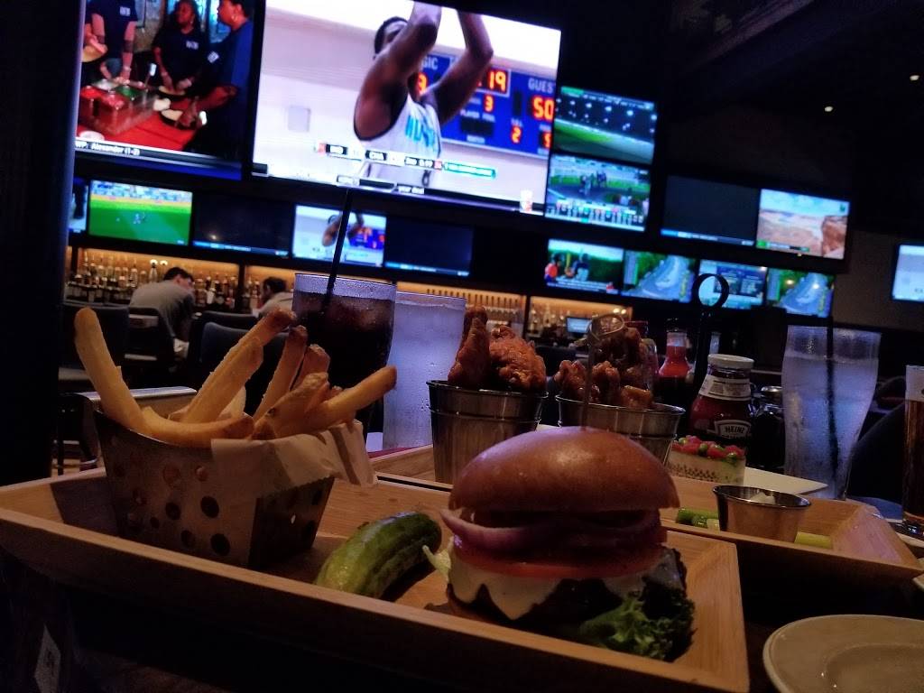 Bobby Vs Restaurant & Sports Bar | restaurant | 268 Atlantic St, Stamford, CT 06901, USA | 2038834320 OR +1 203-883-4320