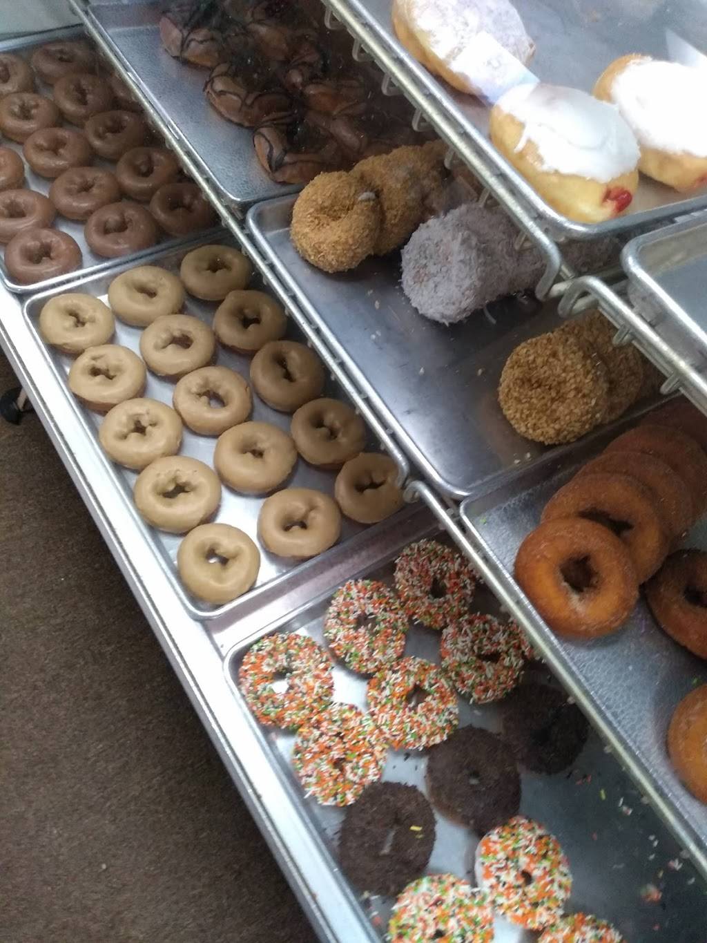 L&B Donuts & Catering | restaurant | 418 Market St, East Liverpool, OH 43920, USA | 3303850568 OR +1 330-385-0568
