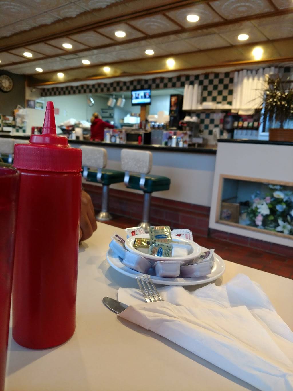 Finos Family Dining | restaurant | 450 N Perry St, Pontiac, MI 48342, USA | 2483346116 OR +1 248-334-6116