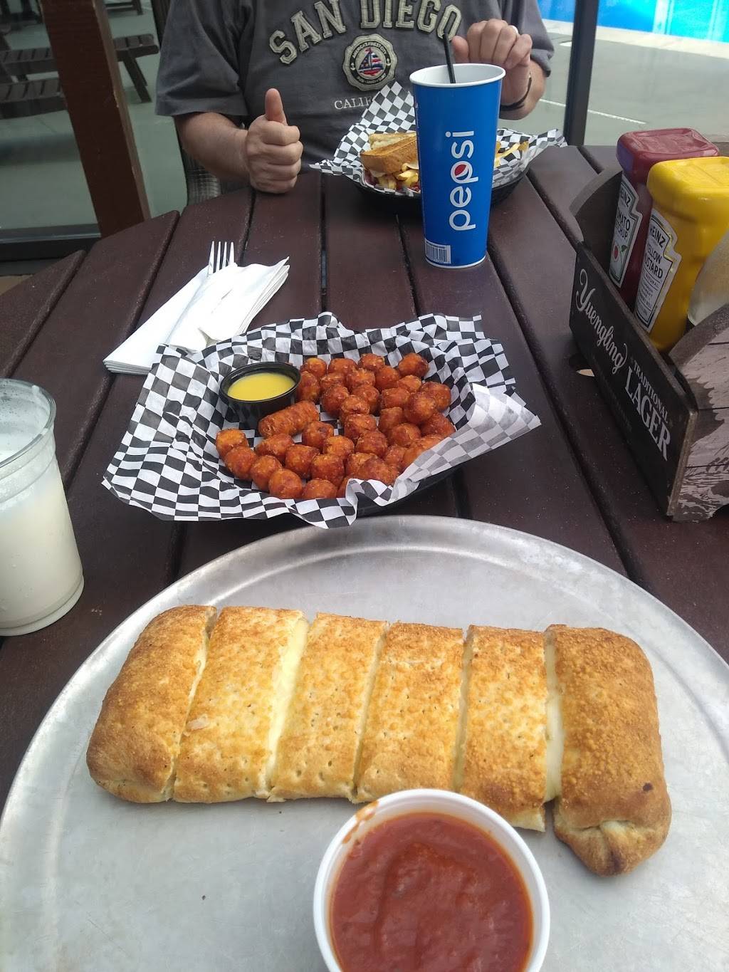 Signatures Bar & Grill | restaurant | 16701 Lakeview Rd NE, Flintstone, MD 21530, USA | 3017848400 OR +1 301-784-8400