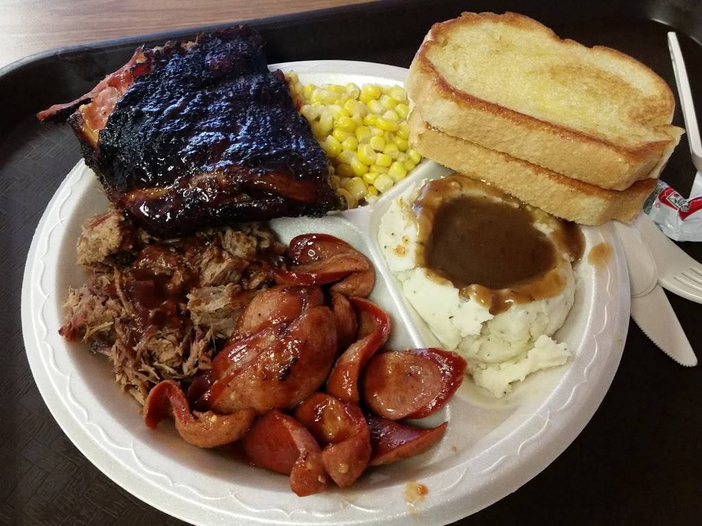 Hog Wild Pit Bar-B-Q | restaurant | 2525 Market Pl, Salina, KS 67401, USA | 7858252222 OR +1 785-825-2222