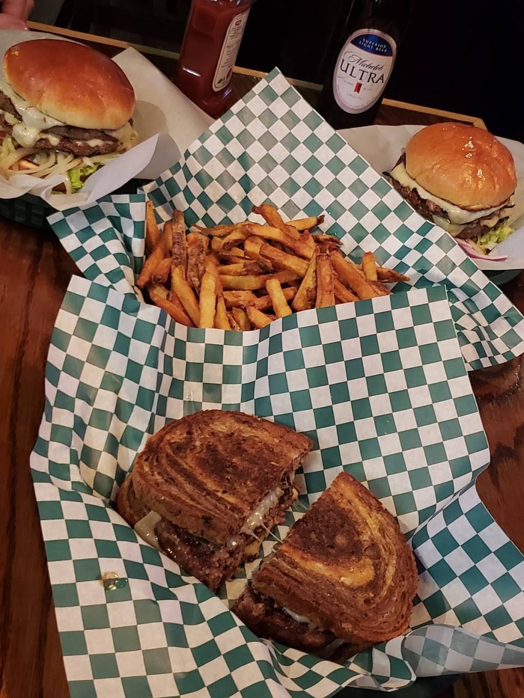 Stilin’s Neighbohood Pub & Grill | restaurant | 1977, 2029 Ogden Ave, Lisle, IL 60532, USA | 6309692333 OR +1 630-969-2333