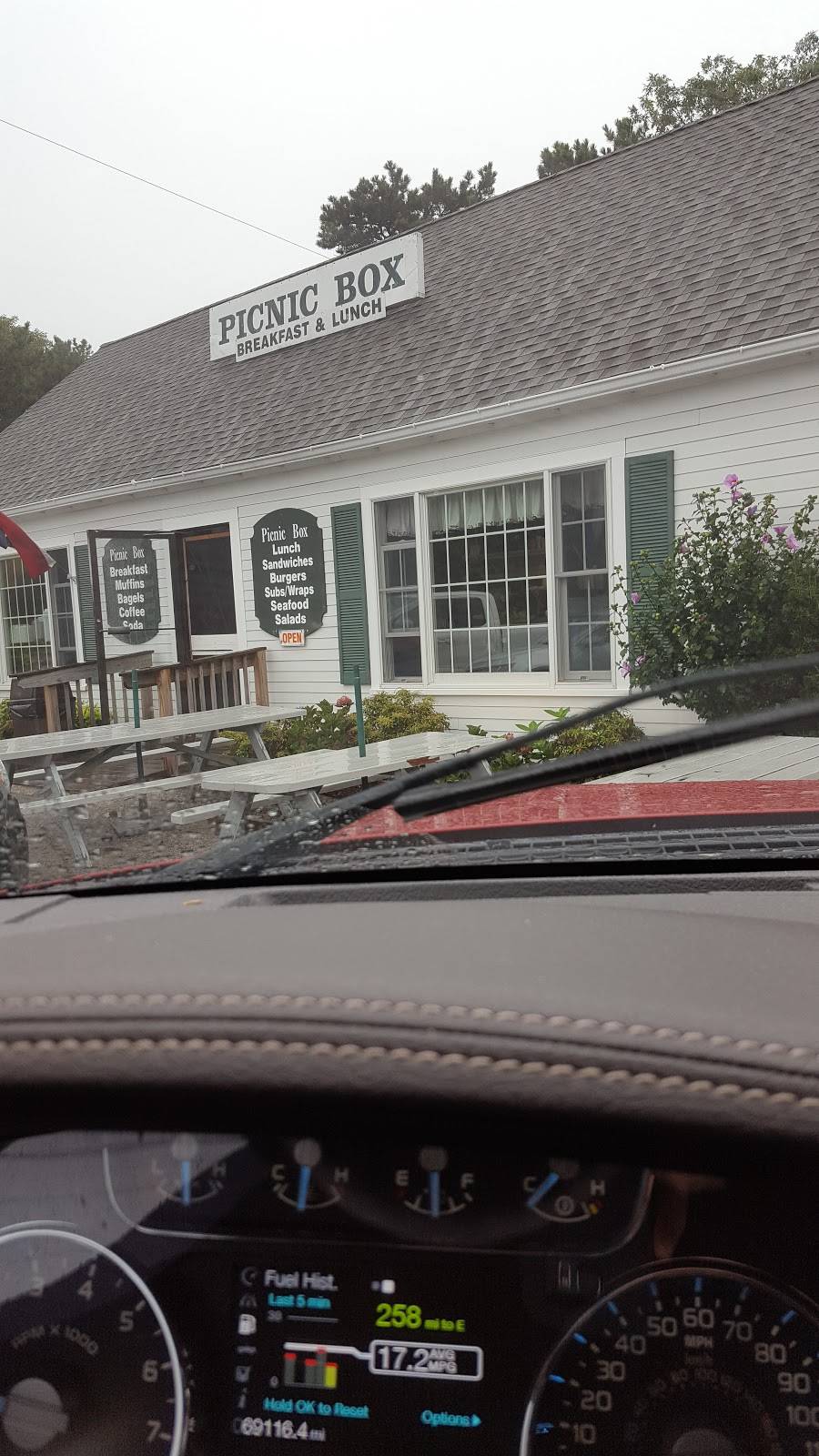 Picnic Box | restaurant | Mashpee, Rotary Circle, Mashpee, MA 02649, USA | 5085390303 OR +1 508-539-0303