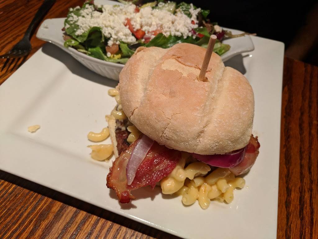 The Cat & The Fiddle Lindsay | restaurant | 49 William St N, Lindsay, ON K9V 3Z9, Canada | 7058784312 OR +1 705-878-4312