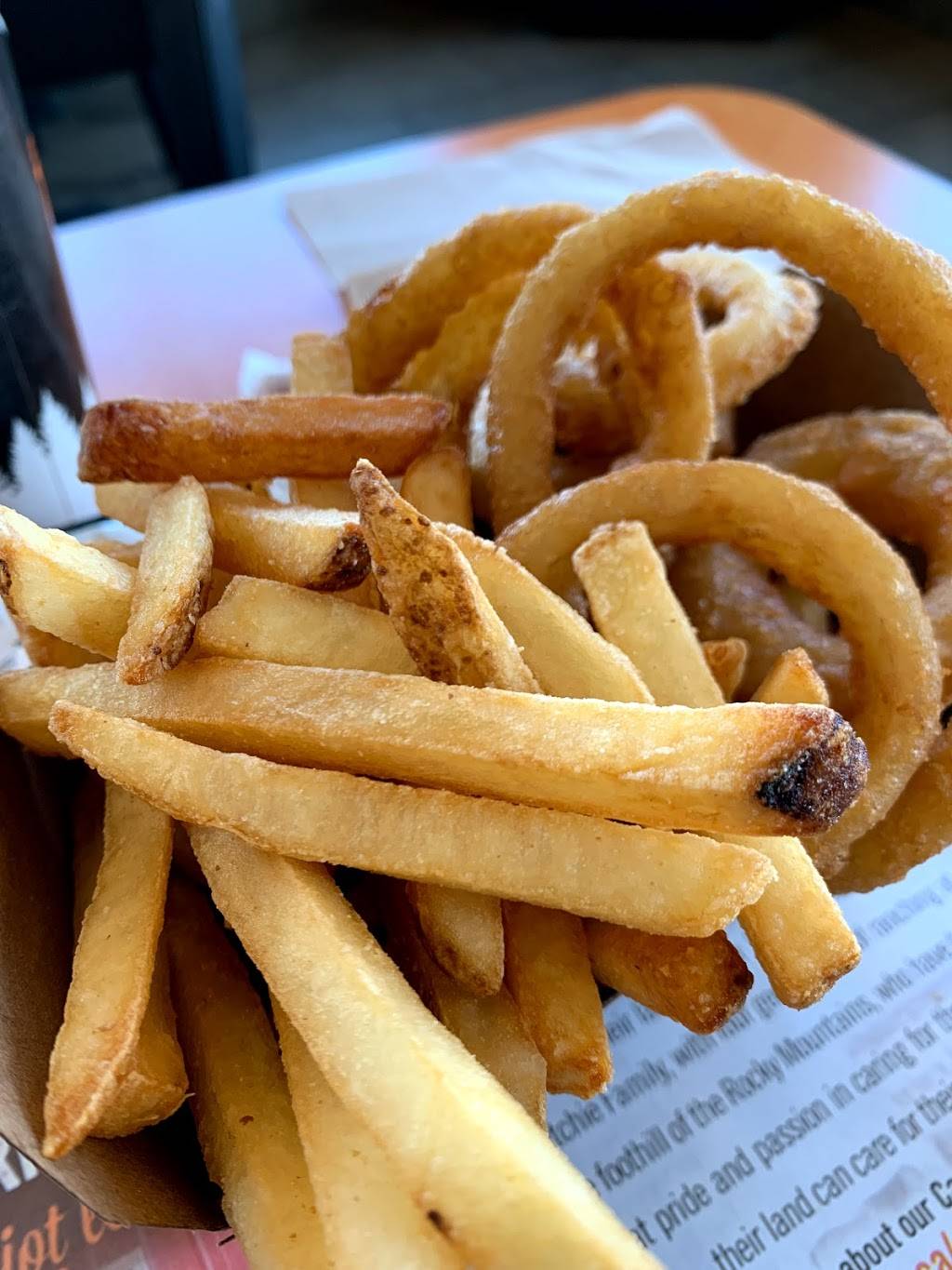 Harveys | restaurant | 550 Fennell Ave E, Hamilton, ON L8V 4S9, Canada | 9053854028 OR +1 905-385-4028