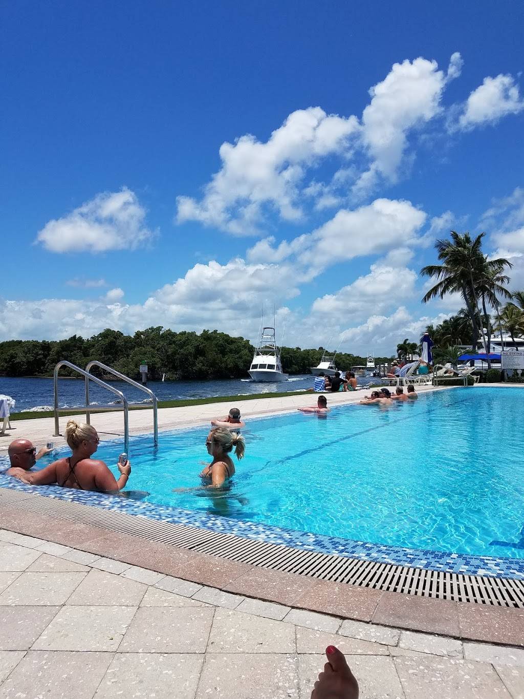 Beach Grill Private Club | restaurant | 35 Ocean Reef Dr, Key Largo, FL 33037, USA | 3053672611 OR +1 305-367-2611