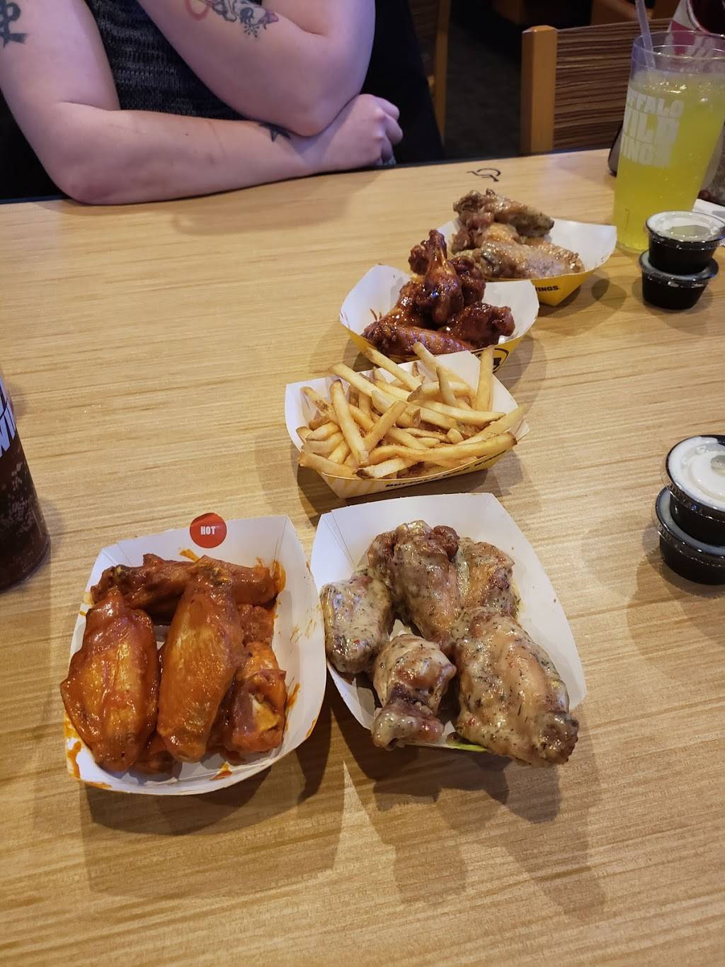 Buffalo Wild Wings | restaurant | 2012 N State Rte 50, Bourbonnais, IL 60914, USA | 8159329453 OR +1 815-932-9453