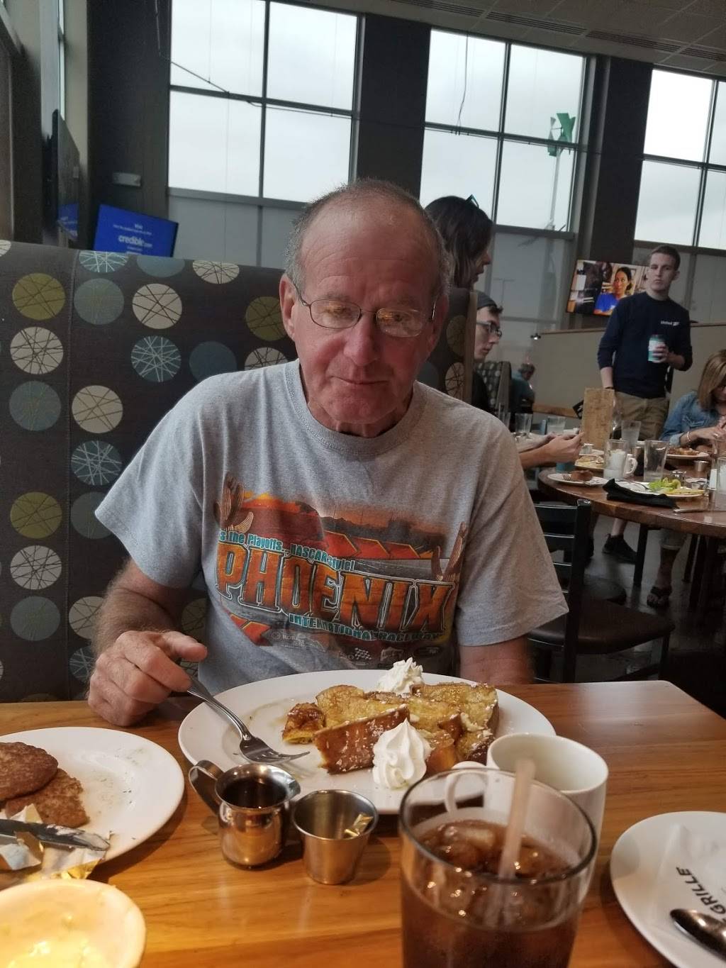 Hy-Vee Market Grille | restaurant | 1403 N Veterans Pkwy, Bloomington, IL 61704, USA | 3096633062 OR +1 309-663-3062