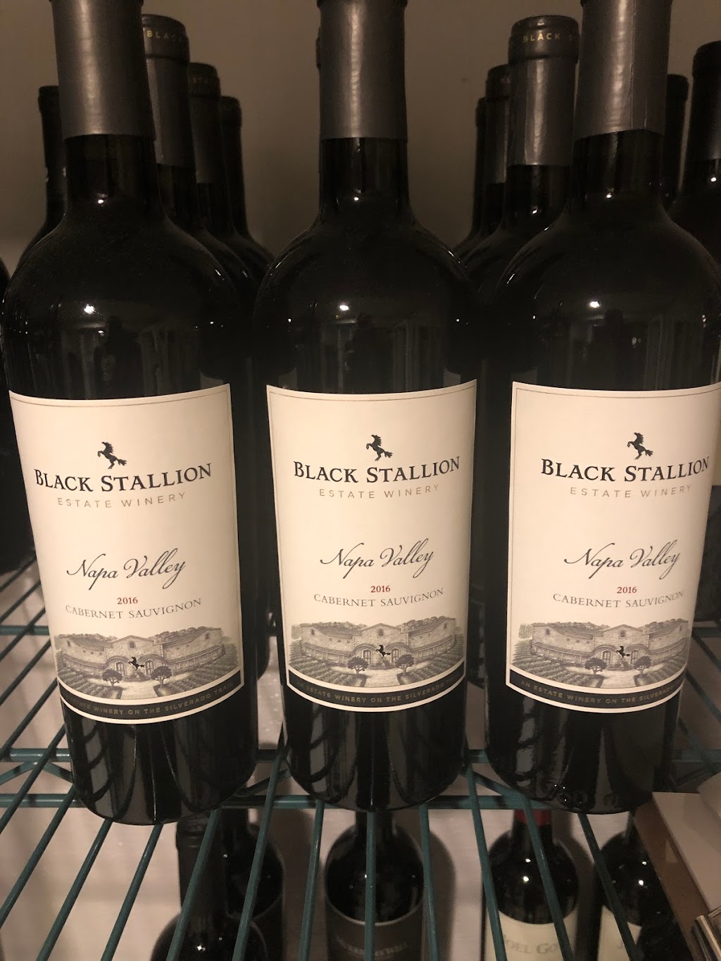 R. Urban Wine Bar & Cafe | restaurant | 4738 Main St, Lisle, IL 60532, USA | 6305419766 OR +1 630-541-9766