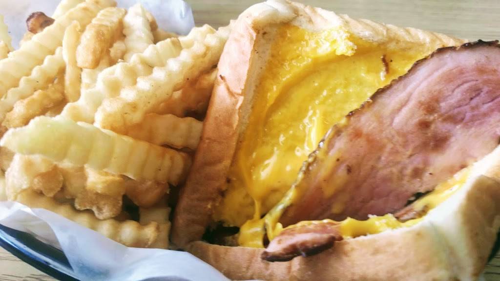 Smokin B | restaurant | 502 E Poplar St, Beecher City, IL 62414, USA | 6184875155 OR +1 618-487-5155