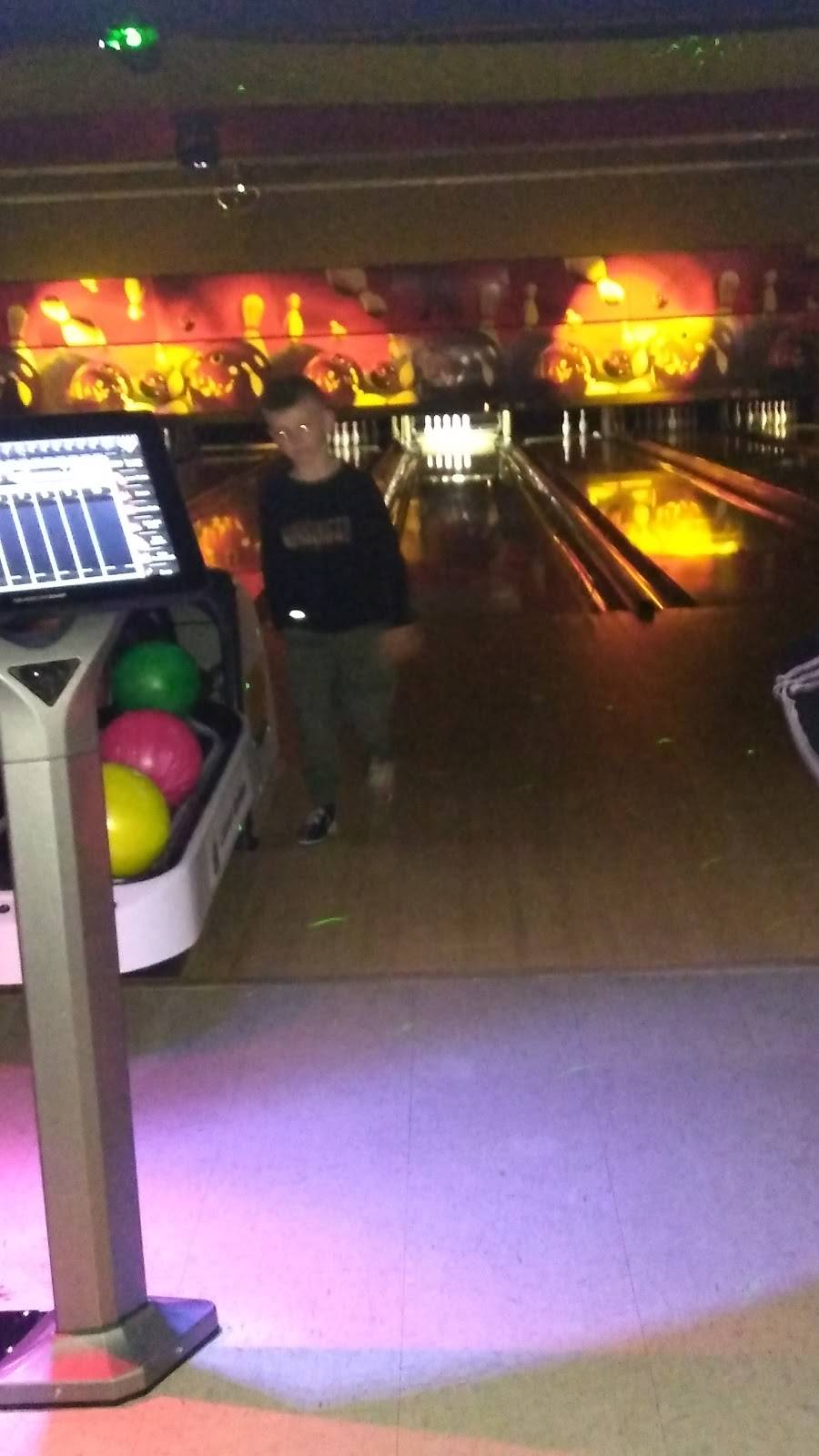 Signature Lanes/Sigs Family Restaurant/Club 300 | night club | 1180 Fremont Ct, Elkhart, IN 46516, USA | 5742961111 OR +1 574-296-1111