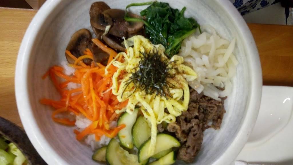 Momo Sushi - Ann Arbor | restaurant | 895 W Eisenhower Pkwy, Ann Arbor, MI 48103, USA | 7348004909 OR +1 734-800-4909