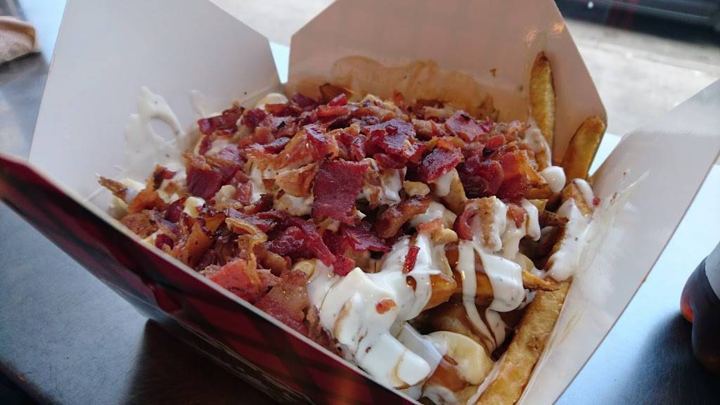 Smokes Poutinerie | restaurant | 114 Lakeshore Rd E, Mississauga, ON L5G 1E4, Canada | 9052712873 OR +1 905-271-2873