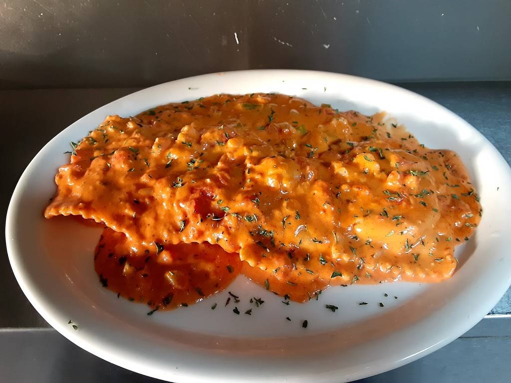 Johnnies Italian Restaurant | restaurant | 102 S Broadway, Tecumseh, OK 74873, USA | 4055982123 OR +1 405-598-2123