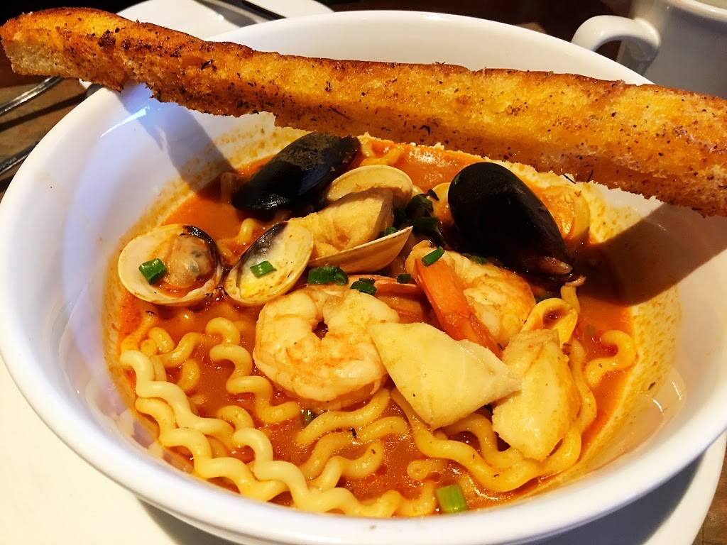 Lombards Seafood Grille | restaurant | 27 South St, Orlando, FL 32819, USA | 4072243663 OR +1 407-224-3663