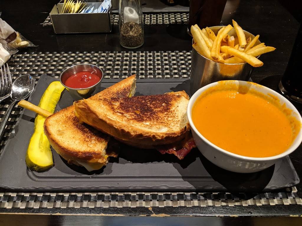 Slate Bar & Grill | restaurant | 109 High St, Boston, MA 02110, USA | 8572637372 OR +1 857-263-7372