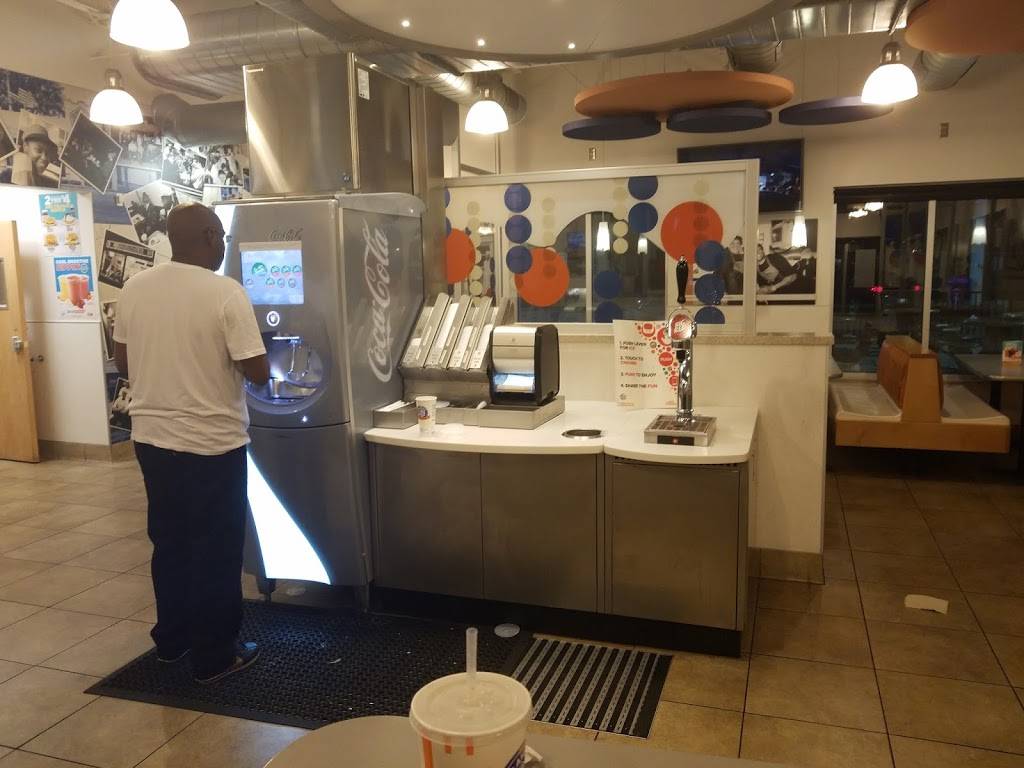 White Castle | restaurant | 700 W Broadway, Louisville, KY 40202, USA | 5025841531 OR +1 502-584-1531