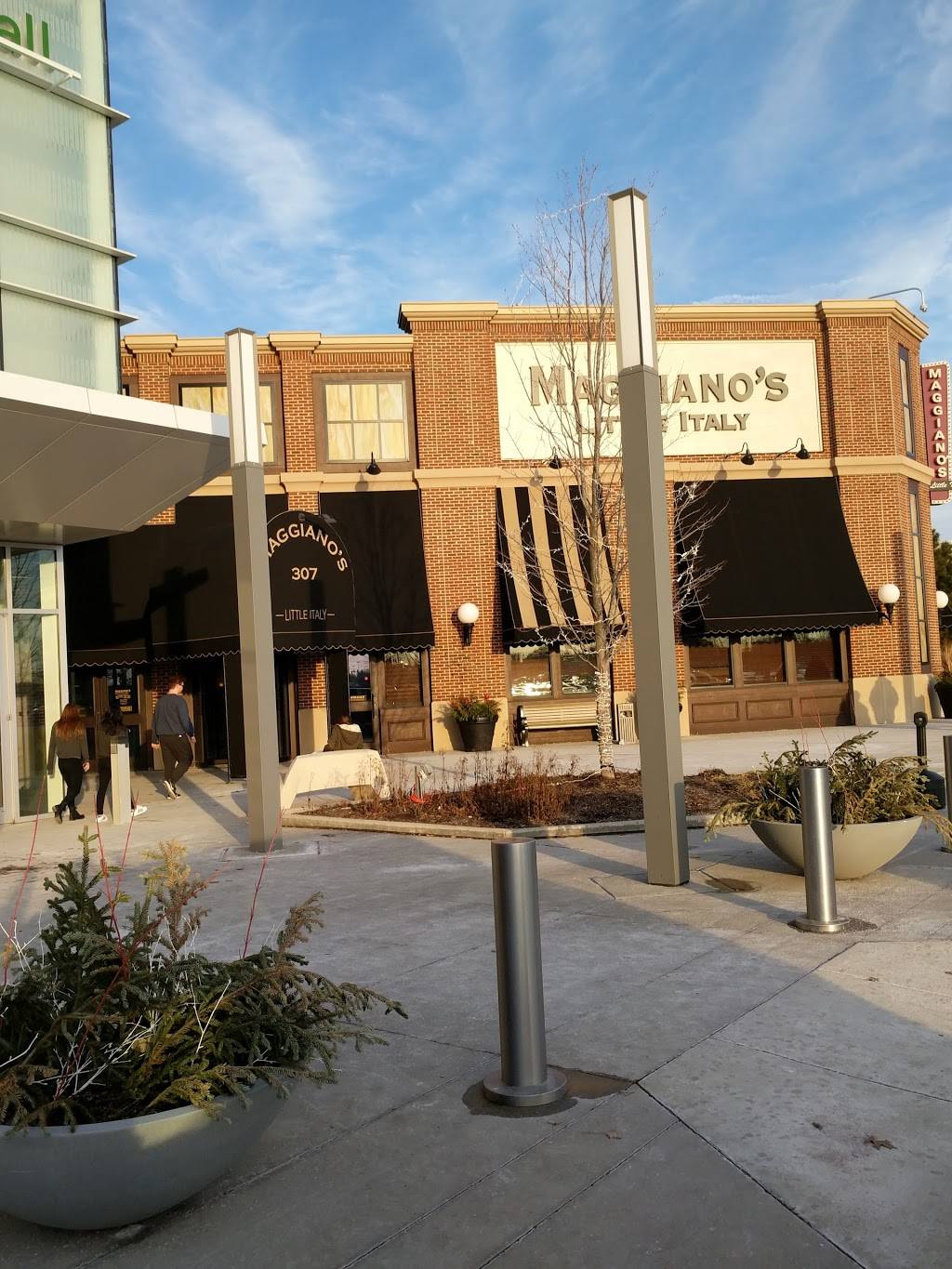 Maggianos Little Italy | restaurant | 307 Hawthorn Center, Vernon Hills, IL 60061, USA | 8479180380 OR +1 847-918-0380