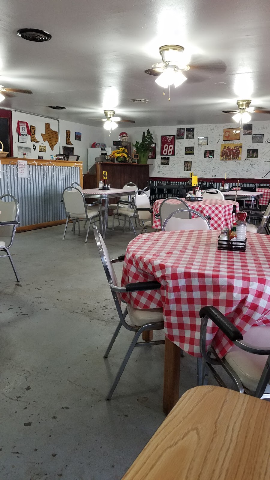 Coahoma Cafe | restaurant | 211 NE Broadway, Coahoma, TX 79511, USA | 4323944098 OR +1 432-394-4098