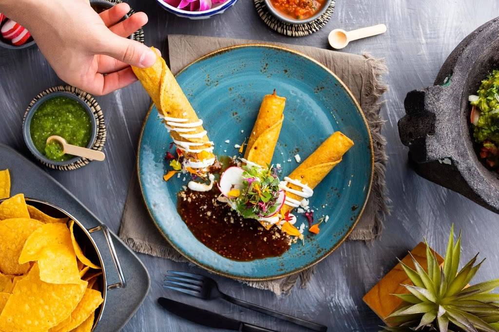 Agave Azul Cocina Mexicana | restaurant | 5855 Winter Garden Vineland Rd #100, Windermere, FL 34786, USA | 4073958350 OR +1 407-395-8350