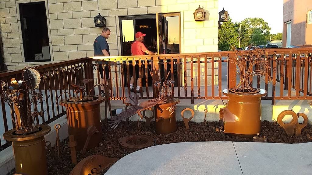 Shindigs Bar & Grill | restaurant | 500 Main St, Winfield, KS 67156, USA | 6202214782 OR +1 620-221-4782