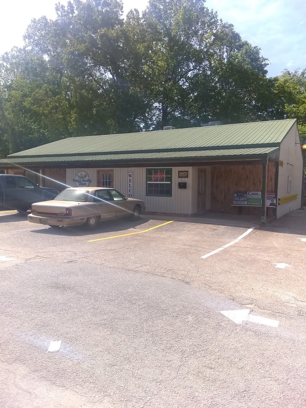 Perrys Family Diner | restaurant | 30432 Broad St, Bruceton, TN 38317, USA | 7312520071 OR +1 731-252-0071