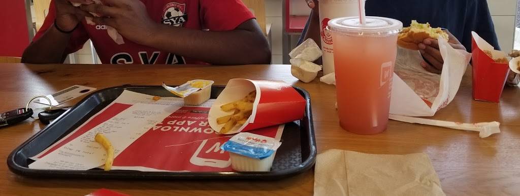 Wendys | restaurant | 42035 Village Center Plaza, Stone Ridge, VA 20105, USA | 7033272119 OR +1 703-327-2119