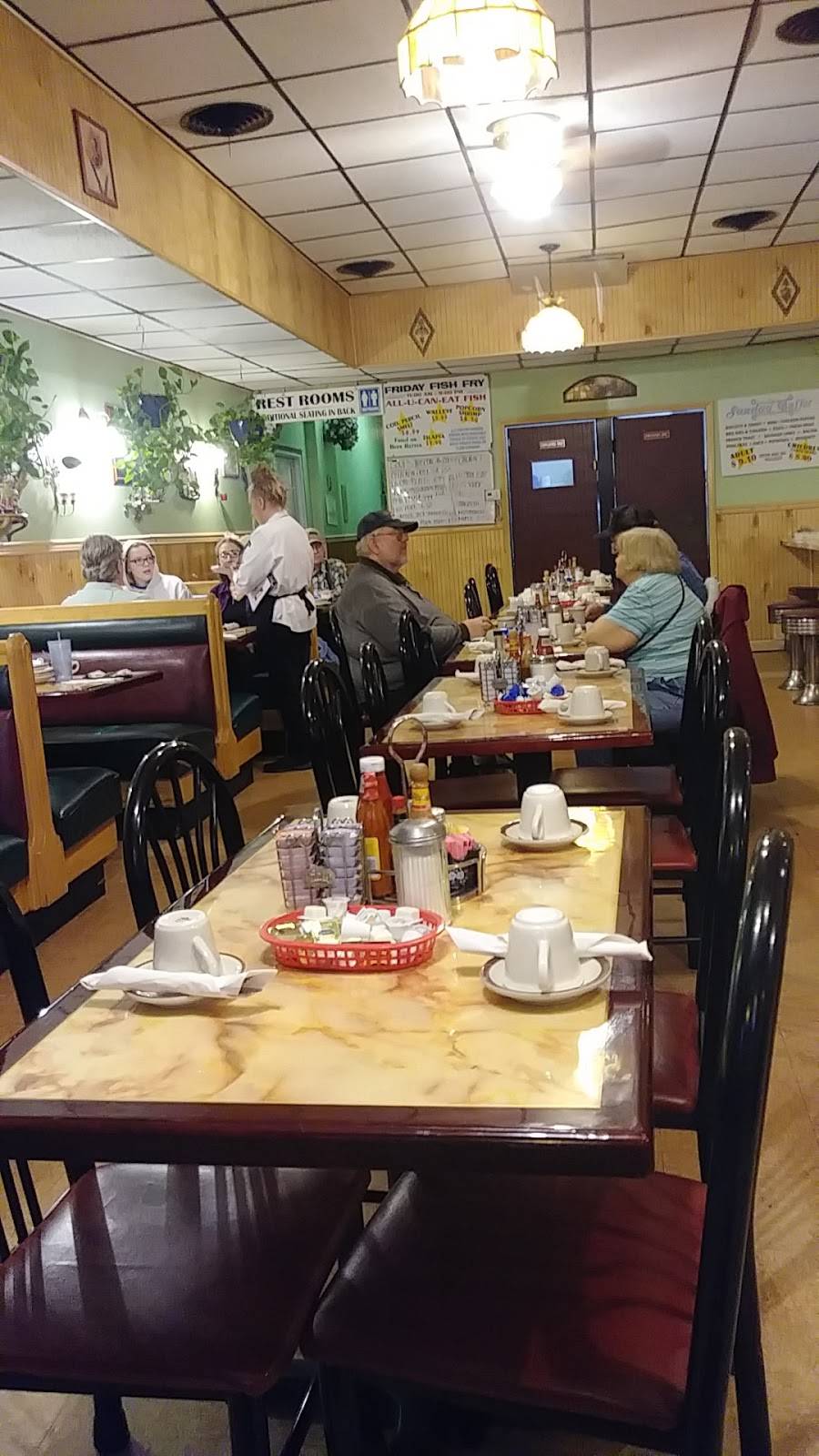 Town & Country Restaurant | restaurant | 17 N Ayer St, Harvard, IL 60033, USA | 8159436606 OR +1 815-943-6606