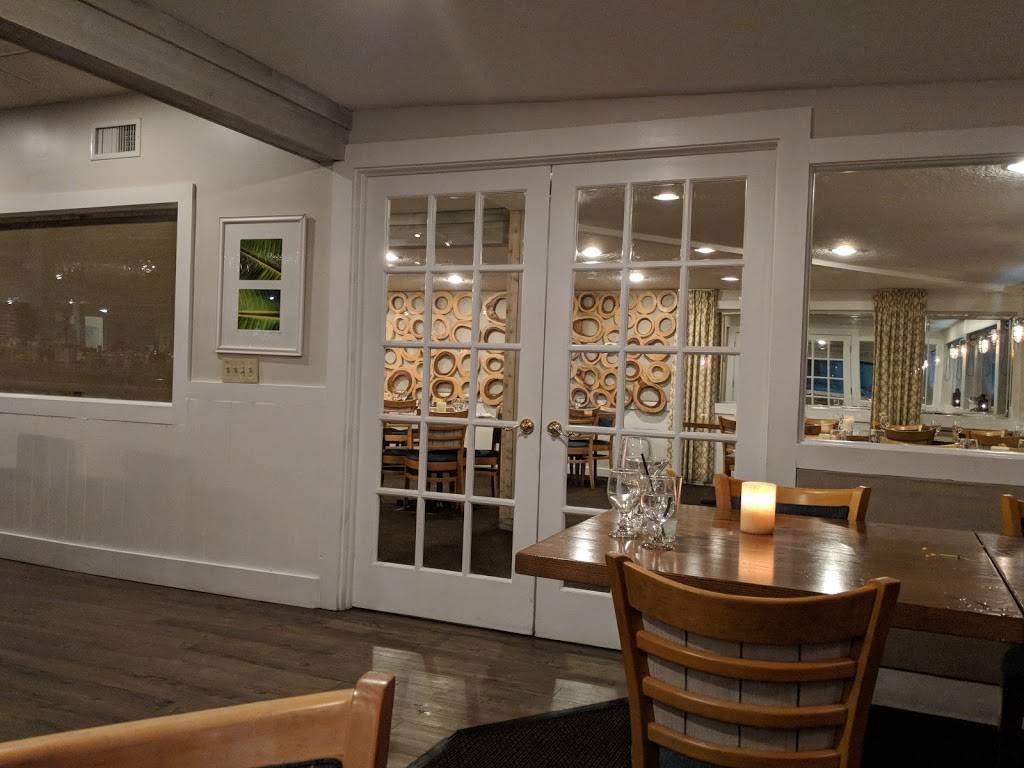 Marker 32 | restaurant | 14549 Beach Blvd, Jacksonville, FL 32250, USA | 9042231534 OR +1 904-223-1534