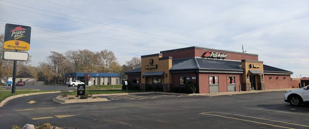 Pizza Hut | meal takeaway | 1590 E Chestnut St, Canton, IL 61520, USA | 3096476888 OR +1 309-647-6888