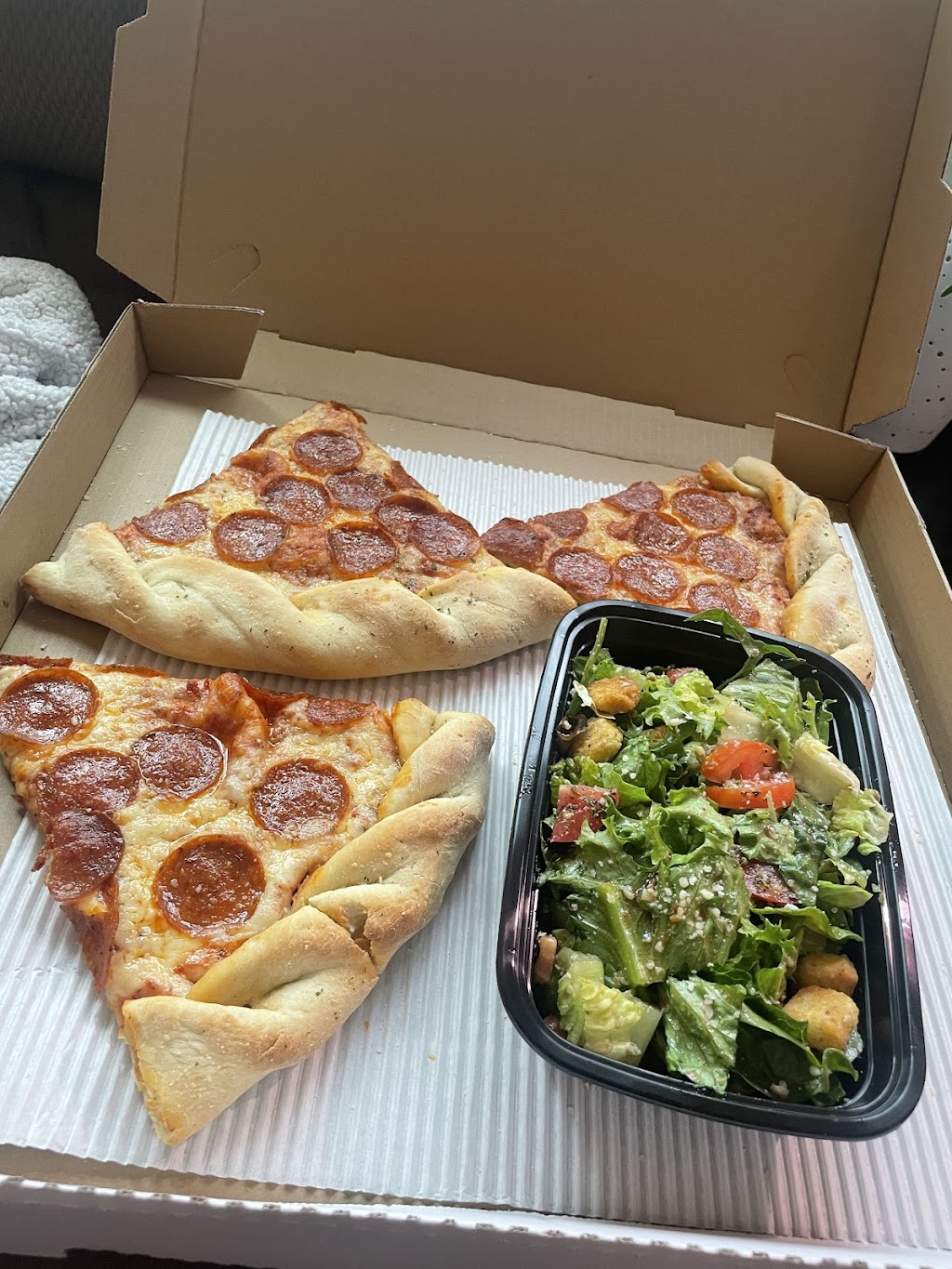 Bellizzis Pizza Joint | restaurant | 1600 Coburg Rd Suite 2, Eugene, OR 97401, USA | 5416869996 OR +1 541-686-9996