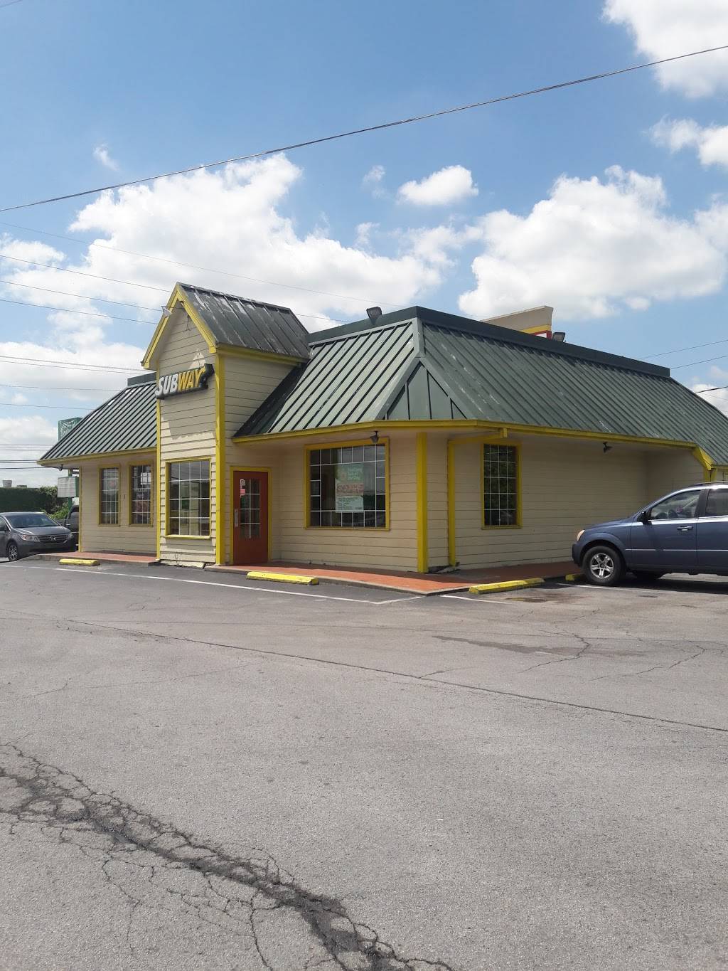 Subway | restaurant | 305 W Trinity Ln, Nashville, TN 37207, USA | 6152583662 OR +1 615-258-3662