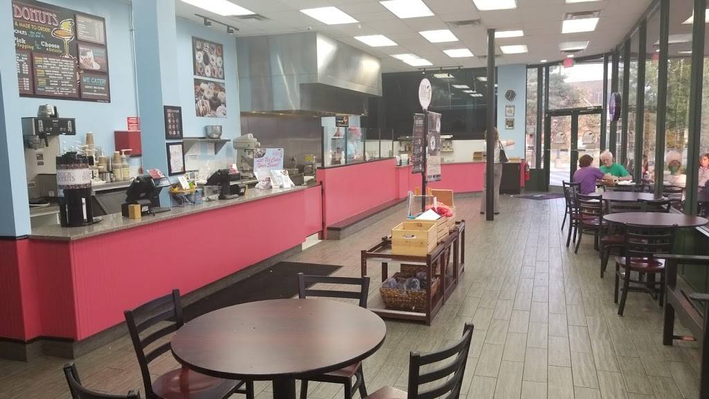 Duck Donuts | cafe | 300 Elden St A, Herndon, VA 20170, USA | 7037078496 OR +1 703-707-8496