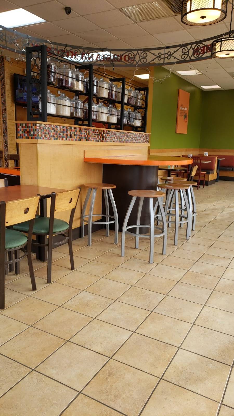 Popeyes Louisiana Kitchen | restaurant | 329 Old Gate Ln, Milford, CT 06460, USA | 2038775200 OR +1 203-877-5200