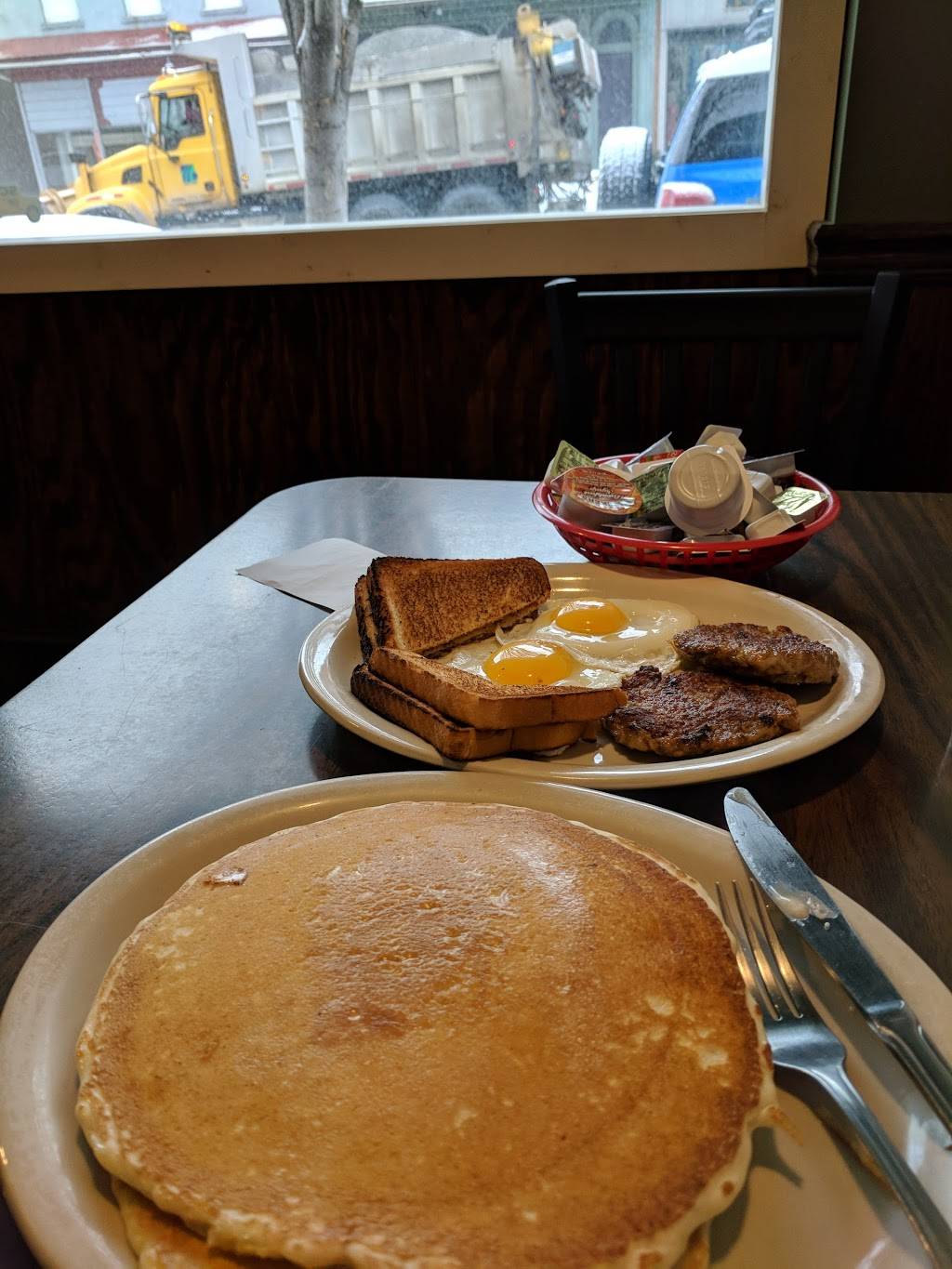 Yearbook Diner | restaurant | 21 E Tioga St, Tunkhannock, PA 18657, USA | 5708369540 OR +1 570-836-9540