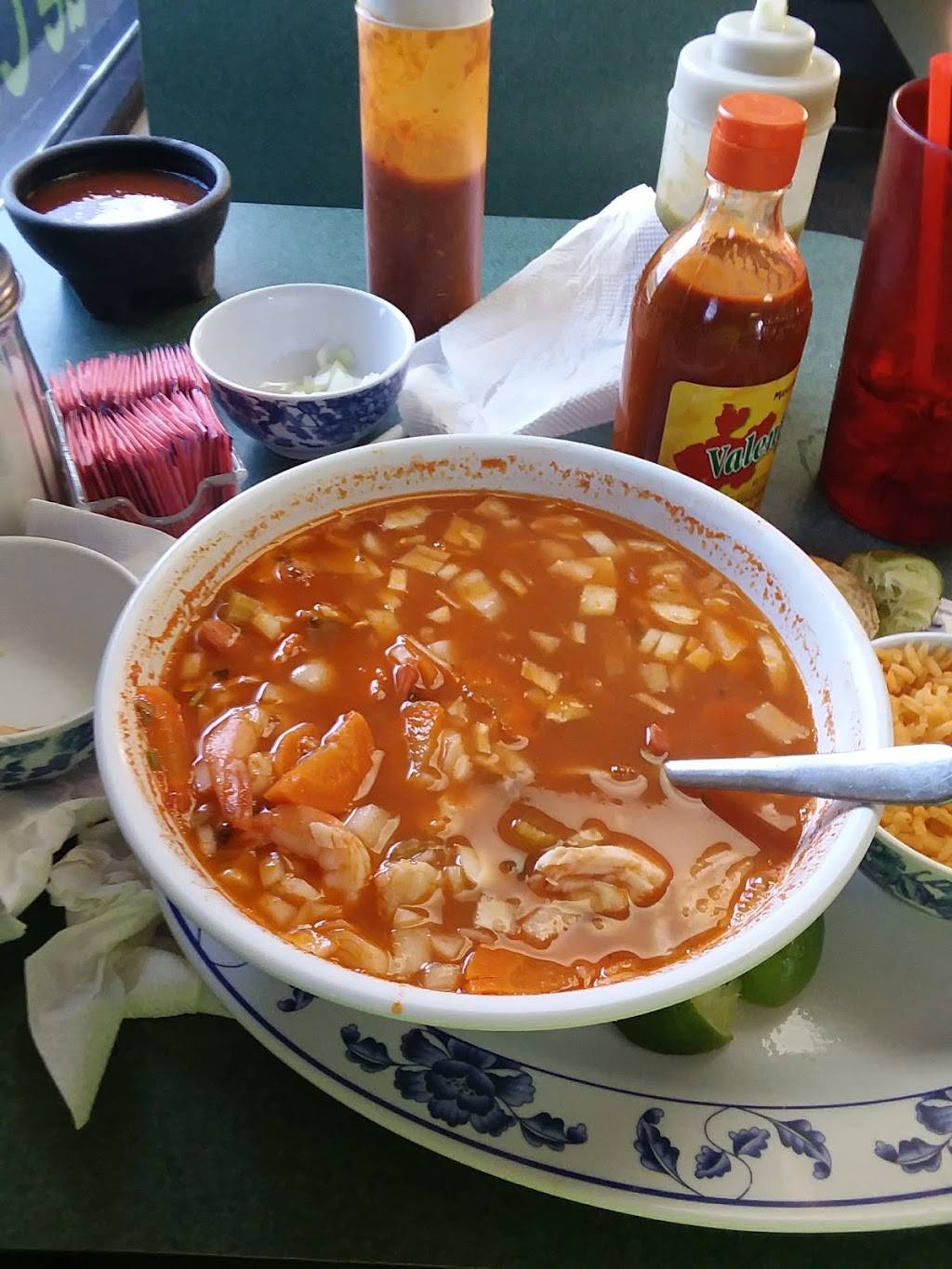 La Nueva Puntada | restaurant | 317 E Pioneer Pkwy, Grand Prairie, TX 75051, USA | 9722662332 OR +1 972-266-2332