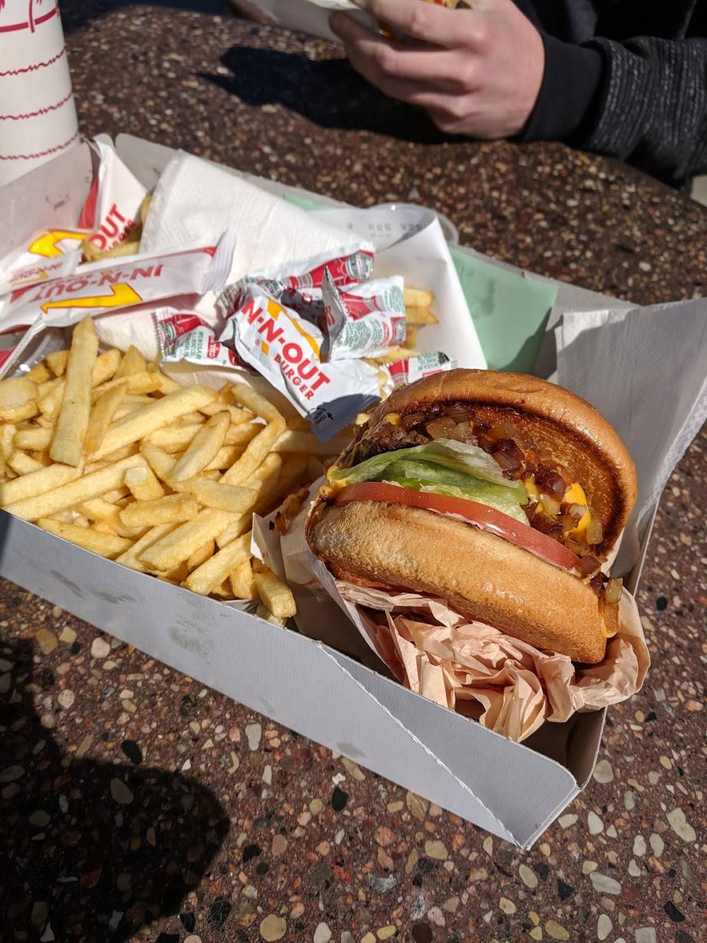 In-N-Out Burger | restaurant | 324 S Azusa Ave, Azusa, CA 91702, USA | 8007861000 OR +1 800-786-1000