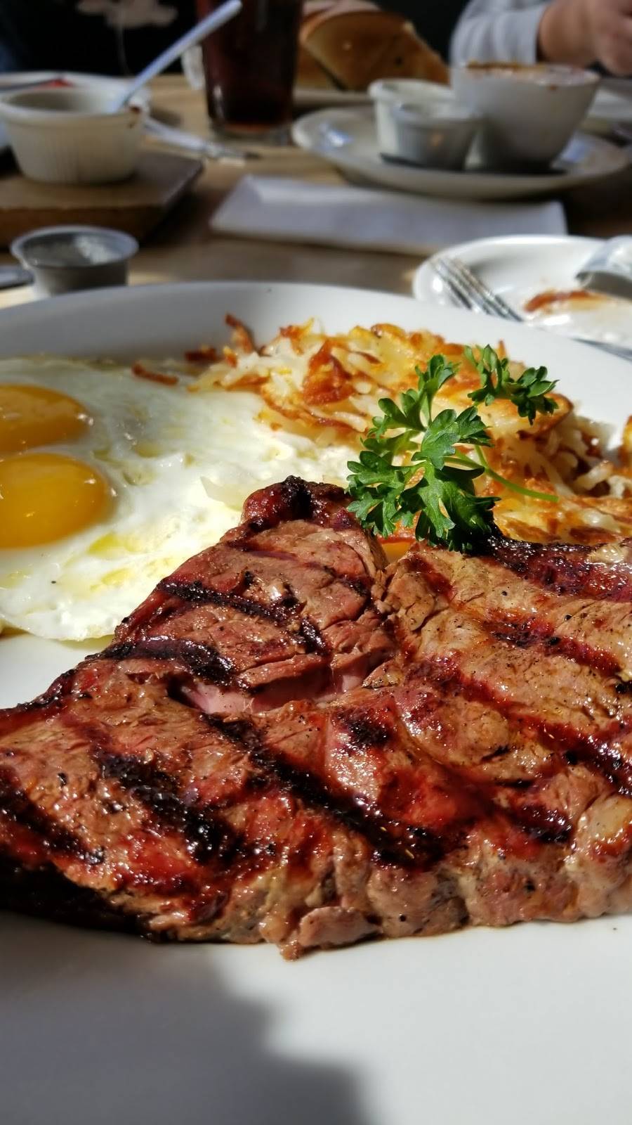 Diner On Main | restaurant | 201 W Main St, Alhambra, CA 91801, USA | 6262813488 OR +1 626-281-3488