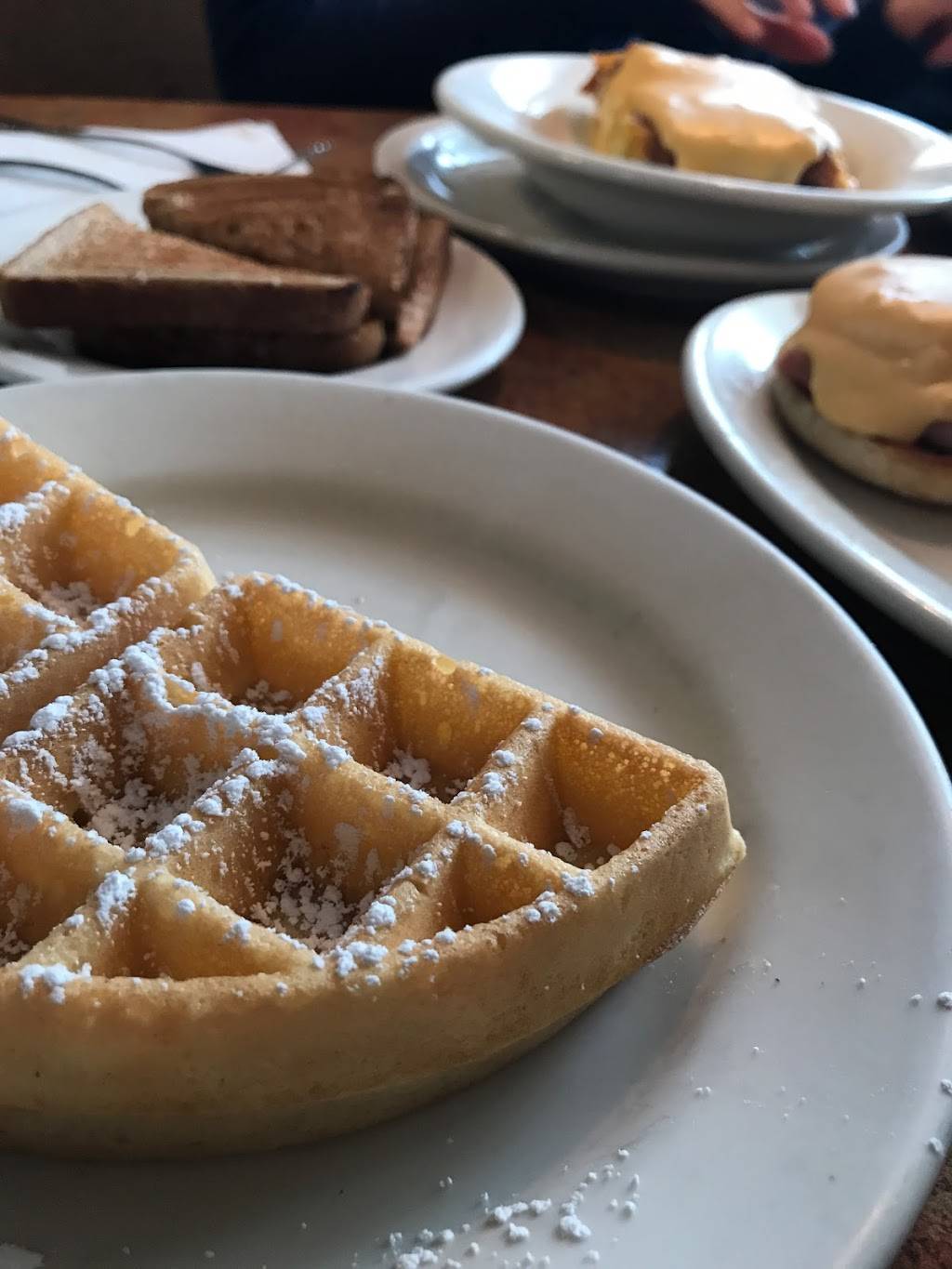 Lindseys Restaurant | restaurant | 1900 Tuscarawas St W, Canton, OH 44708, USA | 3304556908 OR +1 330-455-6908